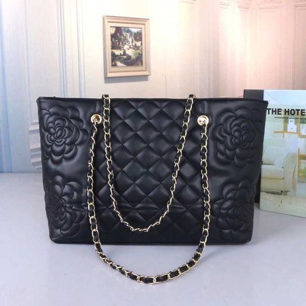 2023 new totes bag fashion ladies luxury brand designer camellia tote bag casual handbag one shoulder portable female leather chain shopping
2023 new totes bag fashion ladies luxury brand designer camellia tote bag casual handbag one shoulder portable female leather chain shopping