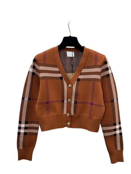22 autumn and winter new stripe temperament v-neck age reducing college style fashionable and handsome short cardigan, White;black
22 autumn and winter new stripe temperament v-neck age reducing college style fashionable and handsome short cardigan, White;black