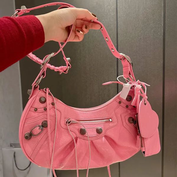 le cagole designer bag 9a quality men women luxury bags shoulder purses lambskin leather handbags pleated motorcycle crossbody clutch retro
le cagole designer bag 9a quality men women luxury bags shoulder purses lambskin leather handbags pleated motorcycle crossbody clutch retro