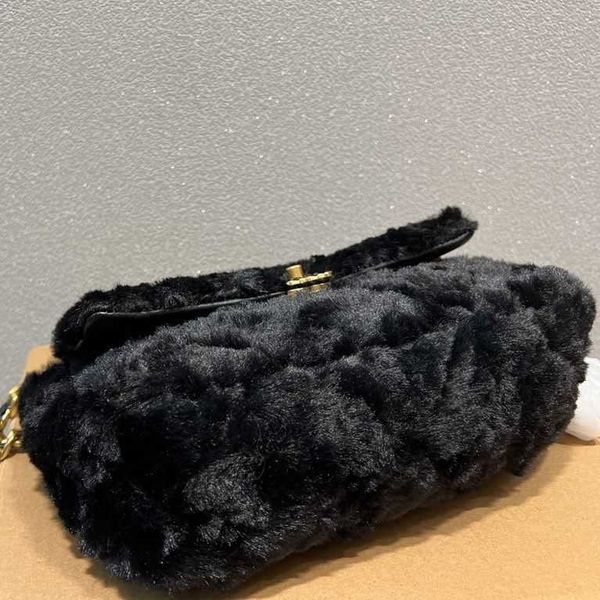 woman r handbag shoulder bags tote 2023 new fashion texture fluffy wool envelope multifunctional portable tote bags factory direct sales
woman r handbag shoulder bags tote 2023 new fashion texture fluffy wool envelope multifunctional portable tote bags factory direct sales
