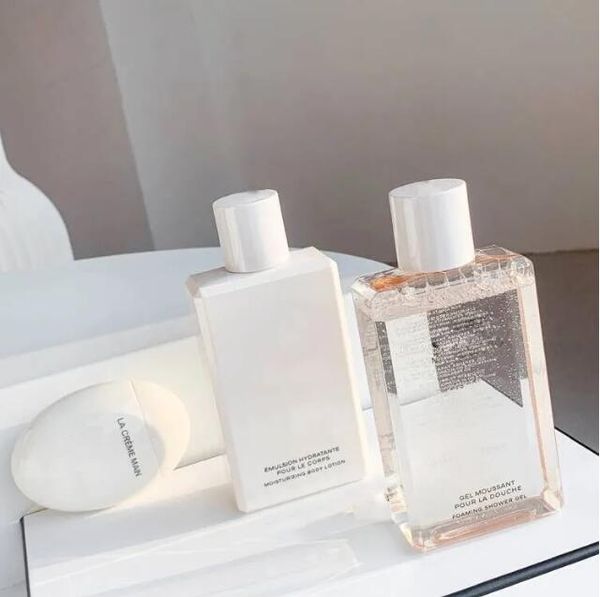 body lotion 3 in 1 skin care set foaming shower gel moisturizing 200ml hand cream 50ml women bath sets 3pcs gift box high version quality
body lotion 3 in 1 skin care set foaming shower gel moisturizing 200ml hand cream 50ml women bath sets 3pcs gift box high version quality