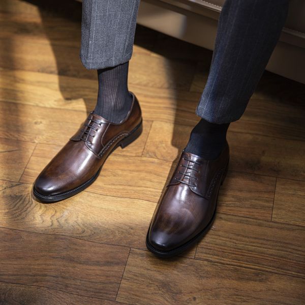 new designer size37-44 men's weeding shoes business dress leather shoes black brown fashion casual sneakers rubber sole for men boots 
new designer size37-44 men's weeding shoes business dress leather shoes black brown fashion casual sneakers rubber sole for men boots