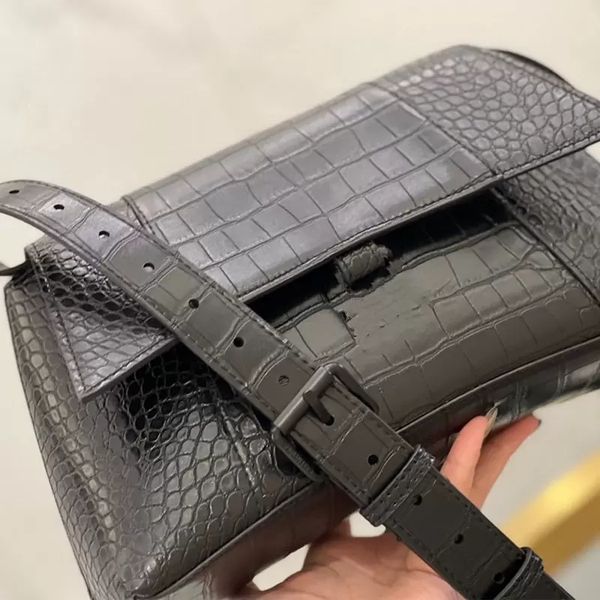 2022 men's classic leather crossbody shoulder bag designer luxury elegant fashion casual temperament daily access backpack xb40003, Black;red
2022 men's classic leather crossbody shoulder bag designer luxury elegant fashion casual temperament daily access backpack xb40003, Black;red