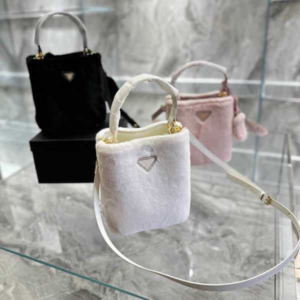 new pouch bucket bag p triangle totes plush the tote bag womens designer bag large capacity shoulder shopper bags soft purse 221207
new pouch bucket bag p triangle totes plush the tote bag womens designer bag large capacity shoulder shopper bags soft purse 221207