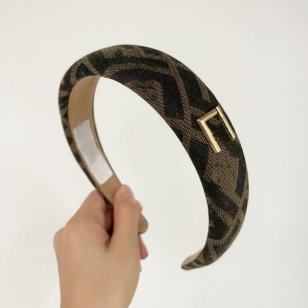 designer metal hair hoop fashion leather flower sponge hairpin luxury brand headwear retro letter headband classic design accessories couple
designer metal hair hoop fashion leather flower sponge hairpin luxury brand headwear retro letter headband classic design accessories couple