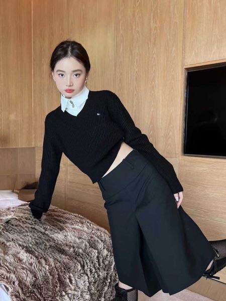 women's sweaters 22 autumn and winter new classic fashionable alphabet jacquard versatile piece v neck fake, White;black
women's sweaters 22 autumn and winter new classic fashionable alphabet jacquard versatile piece v neck fake, White;black
