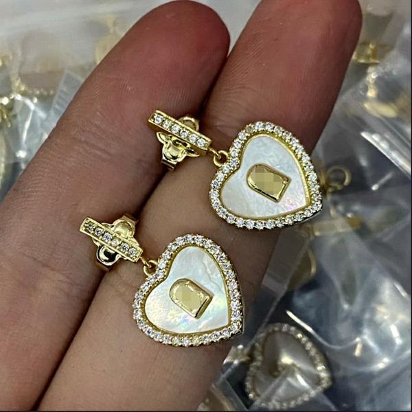 new designed women silver dangle droop earring v letter with signet brass 18k gold plating ladies love pendants earrings studs designer jewe
new designed women silver dangle droop earring v letter with signet brass 18k gold plating ladies love pendants earrings studs designer jewe