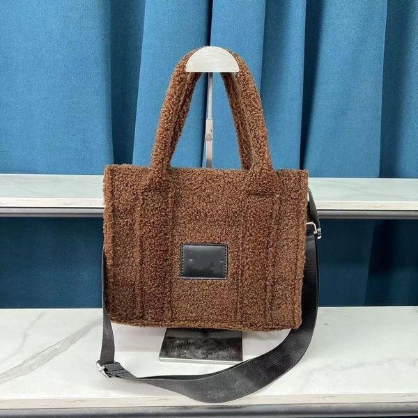 2023s designer bags hands lamb wool luxury women's totes highs quality new fashion letter plush tote popular 100 hand bill ofg2utg2ut
2023s designer bags hands lamb wool luxury women's totes highs quality new fashion letter plush tote popular 100 hand bill ofg2utg2ut