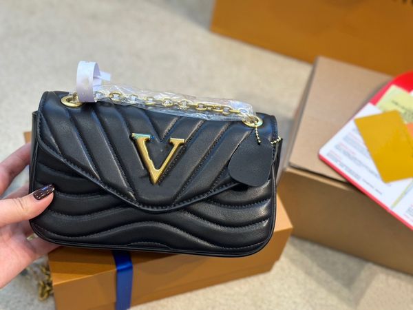 cc new wave chain bag v shaped quilting women luxurys designers bags leather handbag messenger shopping crossbody bag shoulder totes purse
cc new wave chain bag v shaped quilting women luxurys designers bags leather handbag messenger shopping crossbody bag shoulder totes purse