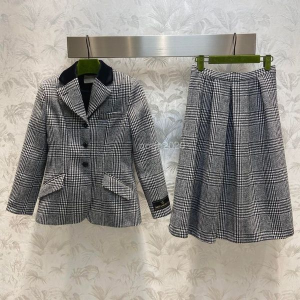 23ss fw women's designer two piece dress sets suits with houndstooth girls milan runway wool brand outwear blazer peacoat tailored coat, White
23ss fw women's designer two piece dress sets suits with houndstooth girls milan runway wool brand outwear blazer peacoat tailored coat, White
