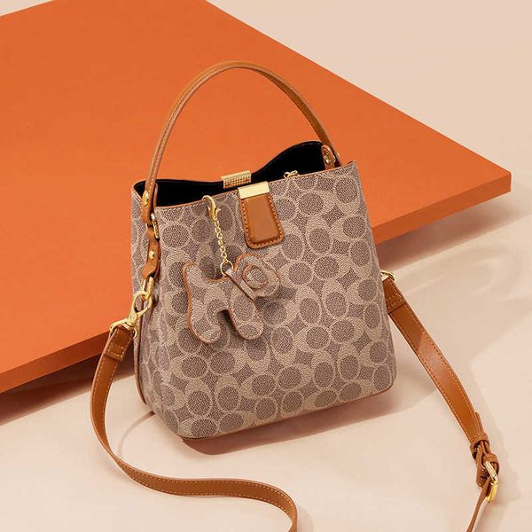 2023 trendy brand fashion a woman's bag hong kong small new women's high sense bucket single shoulder bag msenger
2023 trendy brand fashion a woman's bag hong kong small new women's high sense bucket single shoulder bag msenger