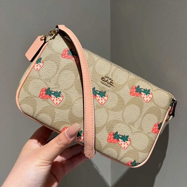 2023 trendy brand fashion a woman's bag new coating old pollen edge one shoulder underarm bag strawberry printing hand female
2023 trendy brand fashion a woman's bag new coating old pollen edge one shoulder underarm bag strawberry printing hand female