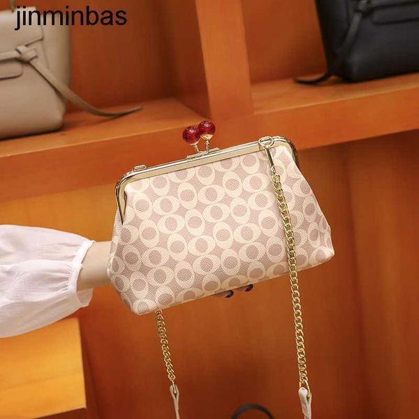 50% discount in stores 2023 fashion bag new style women's fashion printing clip simple one shoulder chain small square good cross body
50% discount in stores 2023 fashion bag new style women's fashion printing clip simple one shoulder chain small square good cross body