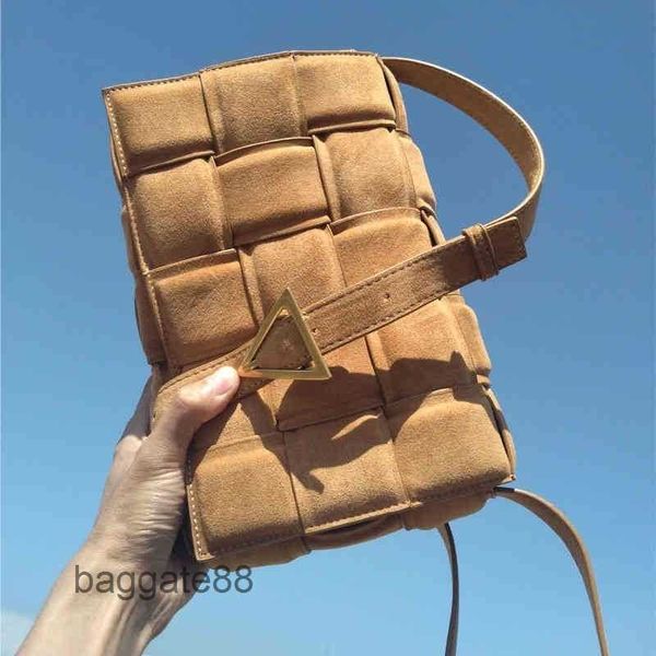 designer classic venetta bags woven bottegas handbag pillow versatile woven messenger bag cassee velvet female 2023 retro cloud foreign styl
designer classic venetta bags woven bottegas handbag pillow versatile woven messenger bag cassee velvet female 2023 retro cloud foreign styl