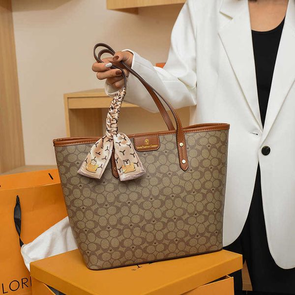 2023 trendy brand fashion a woman's bag wind new women's bag large capacity silk scarf handheld tote single shoulder oblique women
2023 trendy brand fashion a woman's bag wind new women's bag large capacity silk scarf handheld tote single shoulder oblique women