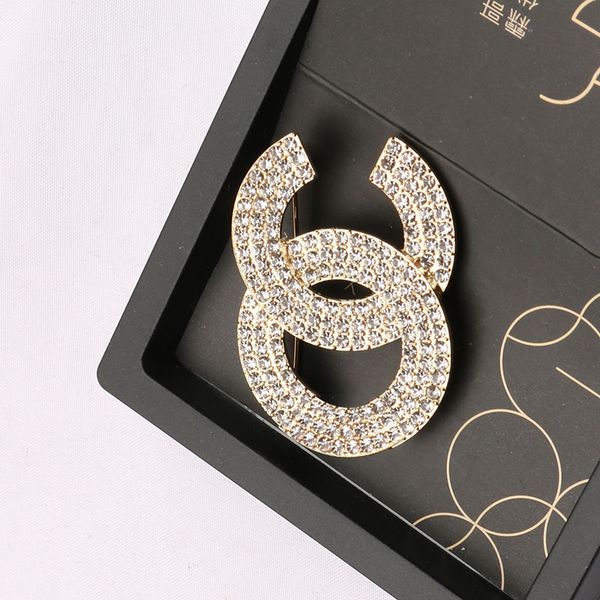 luxury design brand desinger brooch women love crystal rhinestone pearl letter brooches suit pin fashion jewelry clothing decoration accesso, Gray
luxury design brand desinger brooch women love crystal rhinestone pearl letter brooches suit pin fashion jewelry clothing decoration accesso, Gray
