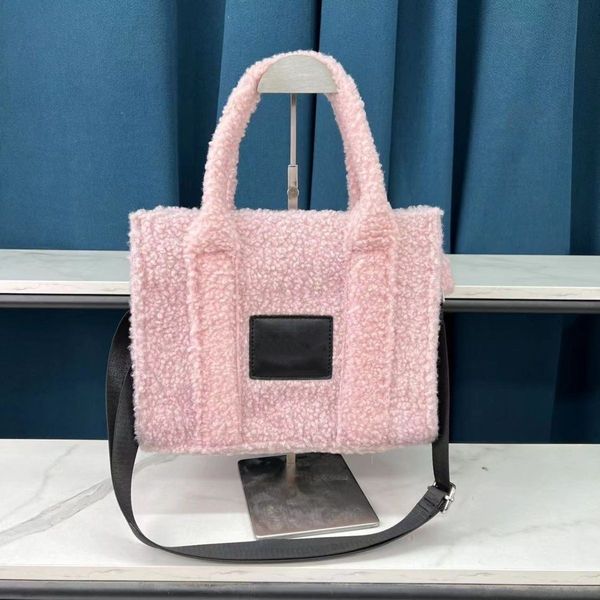 2023s designer bags hands lamb wool luxury women's totes highs quality new fashion letter plush tote popular 100 hand bill of08hr08hr
2023s designer bags hands lamb wool luxury women's totes highs quality new fashion letter plush tote popular 100 hand bill of08hr08hr