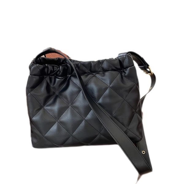 crossbody bag handbag designer luxury with featuring iconic signasure and nice overstitchiing
crossbody bag handbag designer luxury with featuring iconic signasure and nice overstitchiing