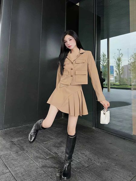 two piece dress 2022 early autumn new classic triangle tooling coat and skirt sweet cool two and piece suit, White
two piece dress 2022 early autumn new classic triangle tooling coat and skirt sweet cool two and piece suit, White