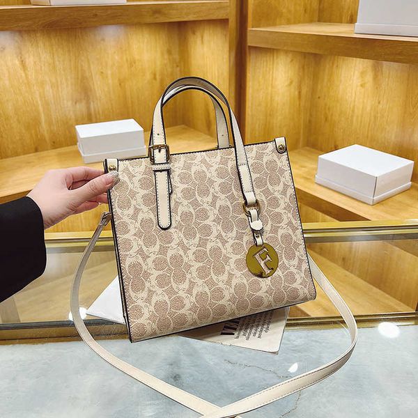 2023 trendy brand fashion a woman's bag small for women in autumn new vintage letter portable small square fashion one shoulder msenger
2023 trendy brand fashion a woman's bag small for women in autumn new vintage letter portable small square fashion one shoulder msenger