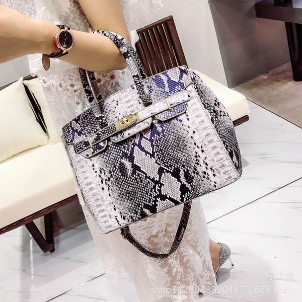 wholesale factory ladies shoulder bag classic contrast printed handbags large capacity multifunctional fashion backpack elegant atmosphere s, Black;red
wholesale factory ladies shoulder bag classic contrast printed handbags large capacity multifunctional fashion backpack elegant atmosphere s, Black;red