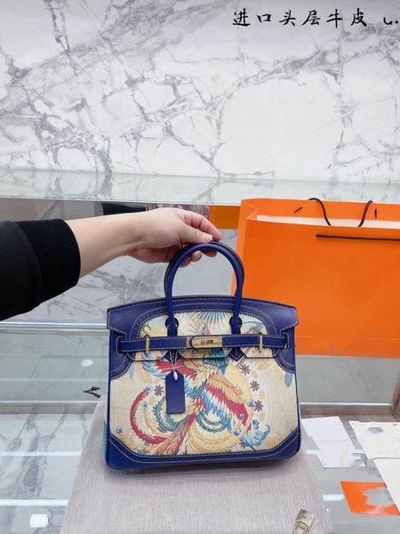 2022 chief designer bag one shoulder handheld classic style synchronizes with the fashion "box"
2022 chief designer bag one shoulder handheld classic style synchronizes with the fashion "box"