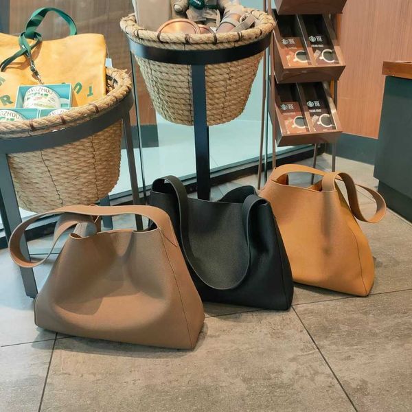 stuff sacks 2022 autumn niche design leather high-capacity armpit shoulder bag lychee grain cowhide handbag women
stuff sacks 2022 autumn niche design leather high-capacity armpit shoulder bag lychee grain cowhide handbag women
