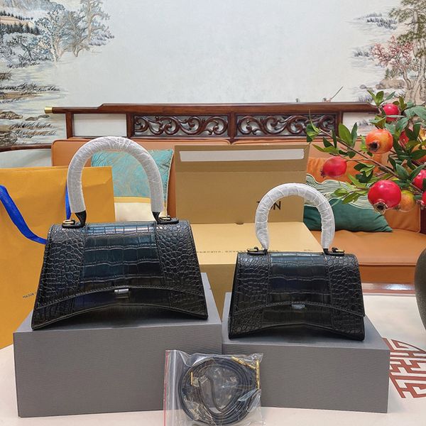 bags totes designer bag women handbag classic luxury brand imitation stone pattern splicing simple style hourglass bag fashion wallet party
bags totes designer bag women handbag classic luxury brand imitation stone pattern splicing simple style hourglass bag fashion wallet party