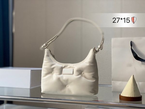 2022 designer white handheld one shoulder women's bag shows feminine charm leading the fashion trend
2022 designer white handheld one shoulder women's bag shows feminine charm leading the fashion trend
