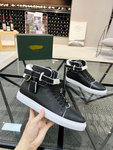 Classic Men Metal Locks Sneakers Shoes Lace-Up 750 950 Leisure Flats White Black Leather Walking Famous Brand Dusty Casual Fashion Trainer EU39-46
Classic Men Metal Locks Sneakers Shoes Lace-Up 750 950 Leisure Flats White Black Leather Walking Famous Brand Dusty Casual Fashion Trainer EU39-46