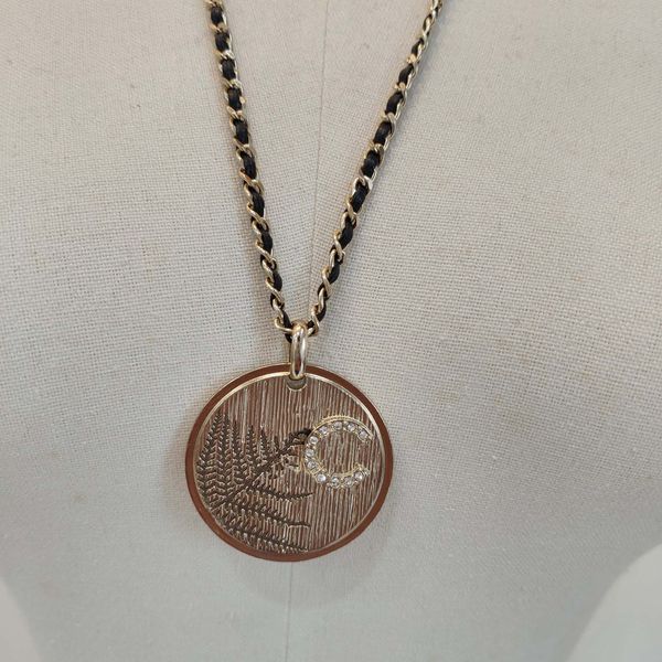 2023 luxury quality charm round shape pendant necklace with sparkly diamond and black geunine leather have box stamp ps7412a, Silver
2023 luxury quality charm round shape pendant necklace with sparkly diamond and black geunine leather have box stamp ps7412a, Silver
