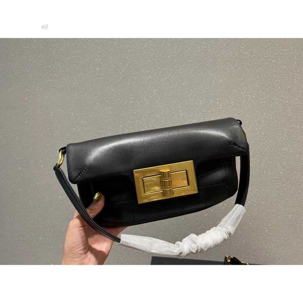 xiaoxiang zhonggu bag vintage square buckle underarm hyunya fashion french stick rhombic chain oblique
xiaoxiang zhonggu bag vintage square buckle underarm hyunya fashion french stick rhombic chain oblique