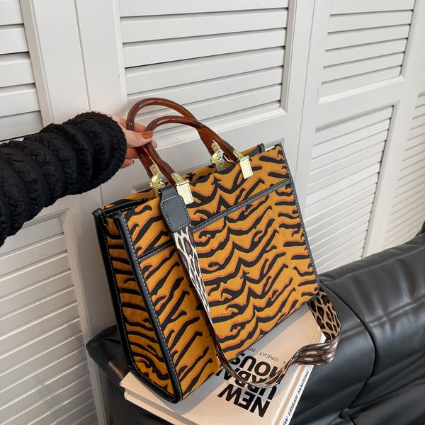 autumn winter large capacity bag new canvas designer women bags versatile shoulder crossbody for women retro handbag travel tote
autumn winter large capacity bag new canvas designer women bags versatile shoulder crossbody for women retro handbag travel tote
