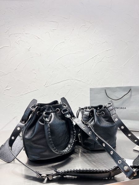 women's handbag of fashion designer shoulder messenger bags adjustable strap leather shoulders pad zipper storage sheep leather bucket
women's handbag of fashion designer shoulder messenger bags adjustable strap leather shoulders pad zipper storage sheep leather bucket
