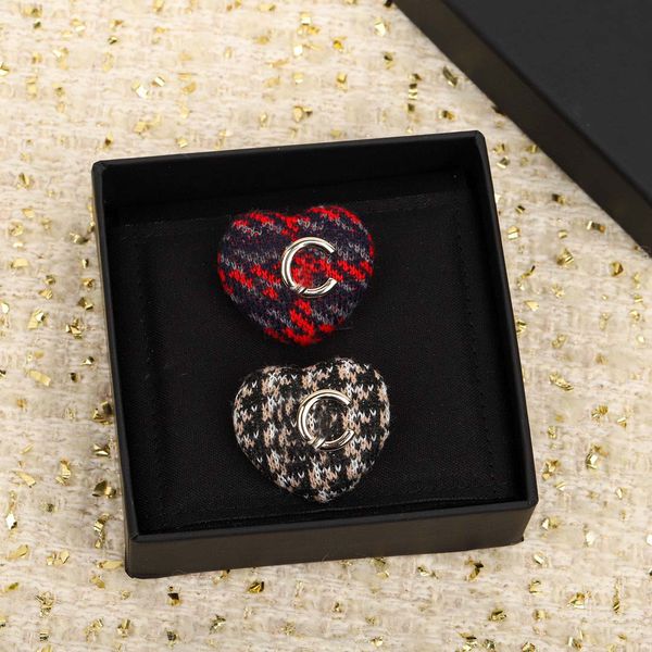 2023 luxury quality charm heart shape charm brooch with cell design fabric black and red color have box stamp ps7424a, Gray
2023 luxury quality charm heart shape charm brooch with cell design fabric black and red color have box stamp ps7424a, Gray