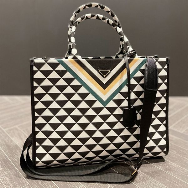 bags totes designer bag women handbag classic imitation luxury brand canvas splicing style simple shoulder bag fashion buckle party dinner w
bags totes designer bag women handbag classic imitation luxury brand canvas splicing style simple shoulder bag fashion buckle party dinner w