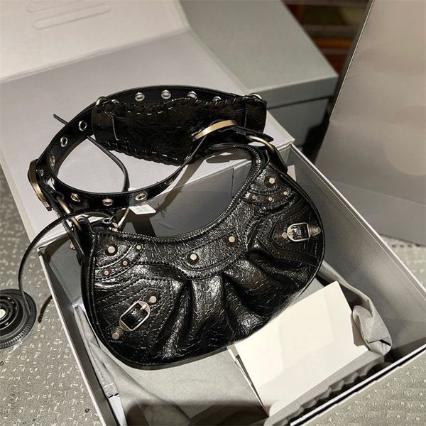 b bag 2023 luxuries designer women bag le cagole handbag half moon motorcycle clutch messenger baguette wallets le cagole black pink heart c
b bag 2023 luxuries designer women bag le cagole handbag half moon motorcycle clutch messenger baguette wallets le cagole black pink heart c