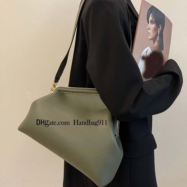 high end cowhide elegant and fashionable clutch bag genuine leather design cloud single shoulder messenger bags women holding banquet evenin
high end cowhide elegant and fashionable clutch bag genuine leather design cloud single shoulder messenger bags women holding banquet evenin