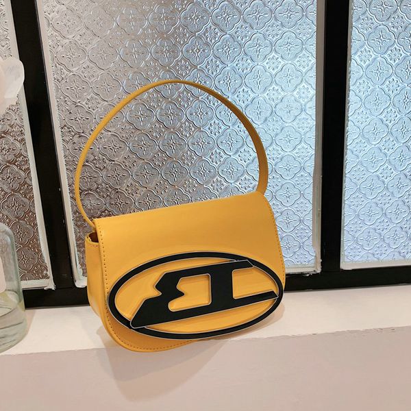 4152 spring wallets women purse and handbags 2023 new fashion diesels oil casual small square bags unique designer shoulder messenger bags, Red;black
4152 spring wallets women purse and handbags 2023 new fashion diesels oil casual small square bags unique designer shoulder messenger bags, Red;black