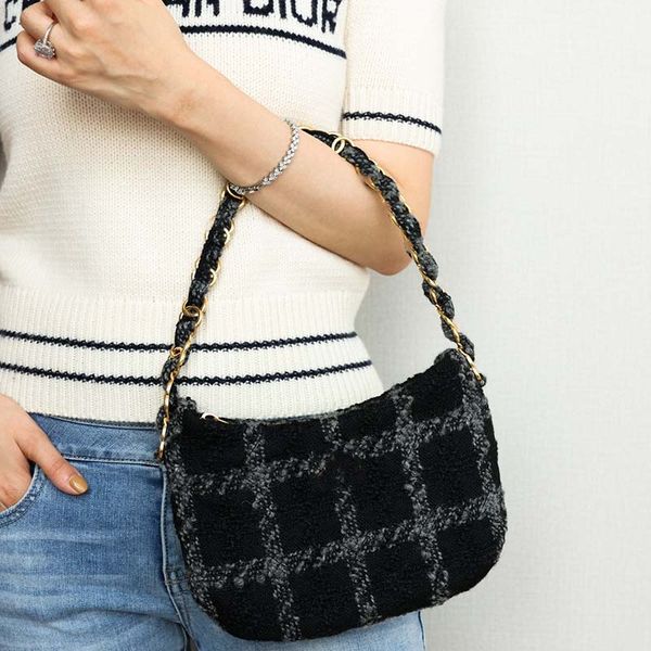 5a the latest fashion designer bag qianniao grid black and white matching woolen cloth armpit messenger chest bag classic letter chain handb
5a the latest fashion designer bag qianniao grid black and white matching woolen cloth armpit messenger chest bag classic letter chain handb