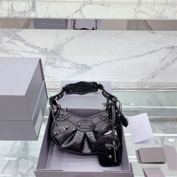 silver tote bag luxury handbag designer bags men le cagole leather retro lady ornaments sac a main crossbody mini mirrors love heart popular
silver tote bag luxury handbag designer bags men le cagole leather retro lady ornaments sac a main crossbody mini mirrors love heart popular