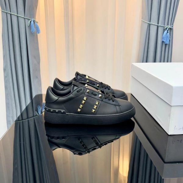 luxury men boots letter rivets designer shoes litchi cowskin skateboard shoes pu hard-wearing sole black white solid straps rubber insole fl
luxury men boots letter rivets designer shoes litchi cowskin skateboard shoes pu hard-wearing sole black white solid straps rubber insole fl