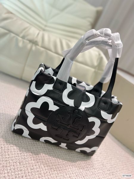 2022 chief designer black and white classic fashion handheld women's bag fashion taste
2022 chief designer black and white classic fashion handheld women's bag fashion taste