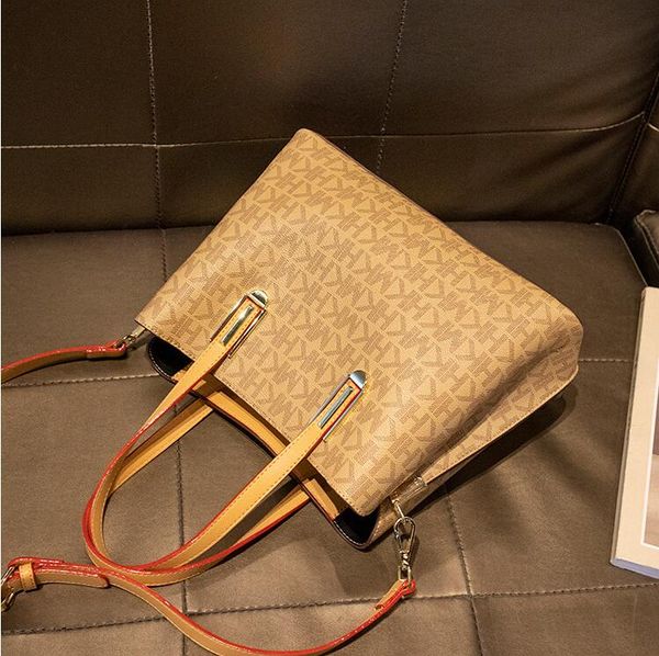 wholesale factory ladies shoulder bags 2 color elegant temperament printing tote bag personality large capacity three-layer interlayer lette
wholesale factory ladies shoulder bags 2 color elegant temperament printing tote bag personality large capacity three-layer interlayer lette