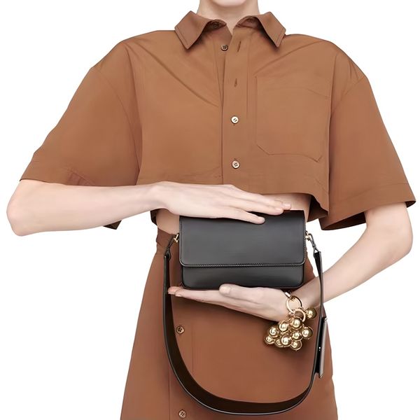 5a designer le carinu bag flap shoulder bags jacqmus handbags leather magnetic buckle small square bag fashion women crossbody vintage new 2
5a designer le carinu bag flap shoulder bags jacqmus handbags leather magnetic buckle small square bag fashion women crossbody vintage new 2