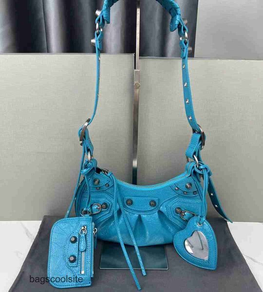 one bag balencigas bags wrinkled 2023 le crescent three in cagole rivet designer single shoulder messenger high sense leisure leather motorc
one bag balencigas bags wrinkled 2023 le crescent three in cagole rivet designer single shoulder messenger high sense leisure leather motorc
