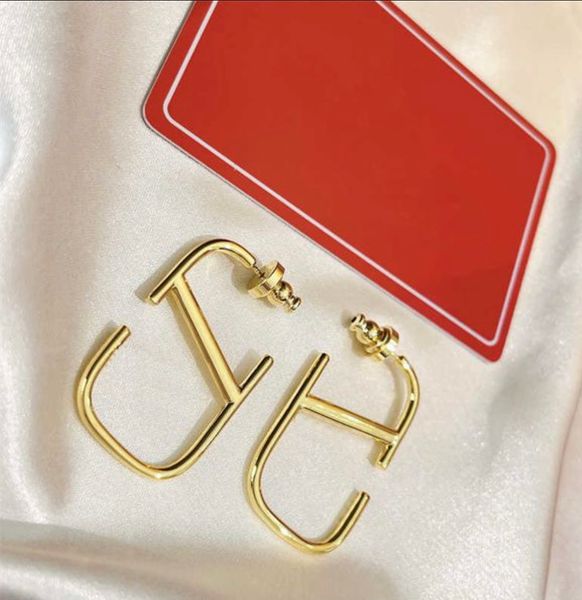 fashion designer earring letter v stud earing luxury women lady hoop jewelry metal valentinoity earring with box, Golden;silver
fashion designer earring letter v stud earing luxury women lady hoop jewelry metal valentinoity earring with box, Golden;silver