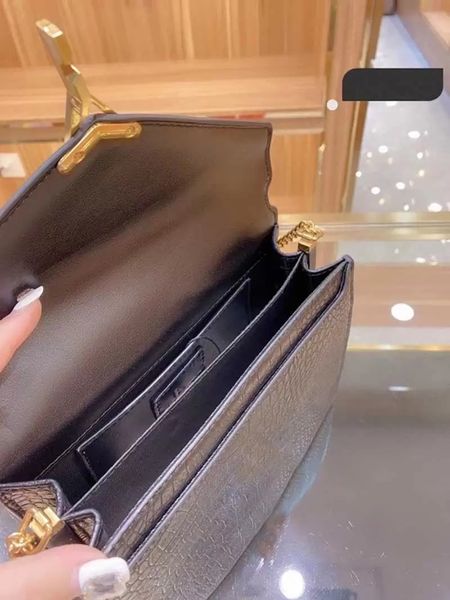 trend ladies fashion shoulder bag classic envelope bag lady wallet with packing box dust, Black;red
trend ladies fashion shoulder bag classic envelope bag lady wallet with packing box dust, Black;red