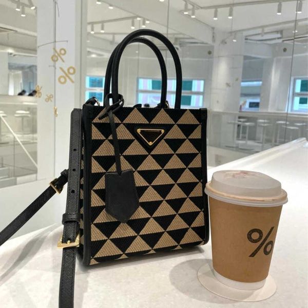 fashion shoulder women bag triangular pattern canvas totebag designer crossbody bags large capacity handbag lady square purse
fashion shoulder women bag triangular pattern canvas totebag designer crossbody bags large capacity handbag lady square purse