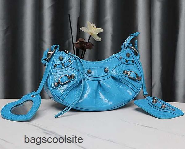 rivet cagole designer bag balencigas bags wrinkled 2023 le crescent three in one single shoulder messenger high sense leisure leather motorc
rivet cagole designer bag balencigas bags wrinkled 2023 le crescent three in one single shoulder messenger high sense leisure leather motorc